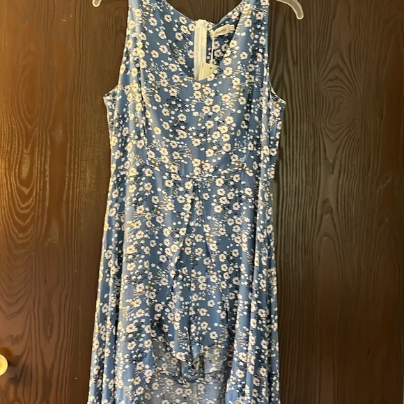 KorMei blue with white flowers romper with long cover in the back. Size M. NWT. - Picture 5 of 13